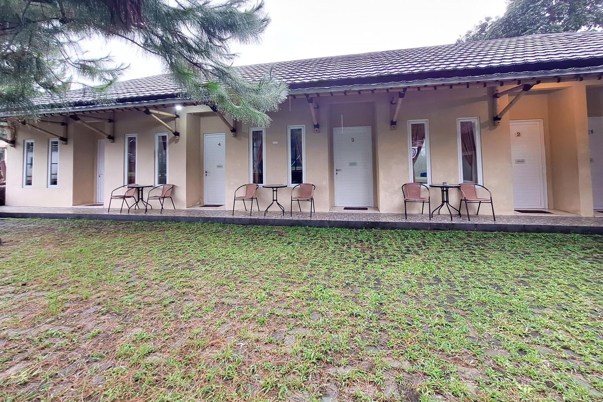 Hotel Kampung Istal